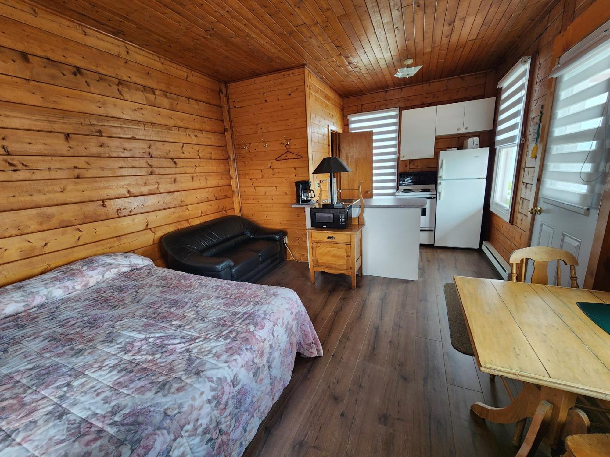 Motel Et Chalets Bo-Fleuve Evangeline Saint-Simeon  Exterior photo