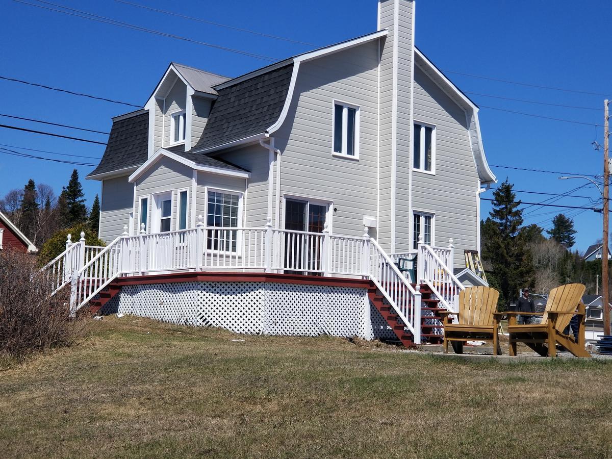 Motel Et Chalets Bo-Fleuve Evangeline Saint-Simeon  Exterior photo
